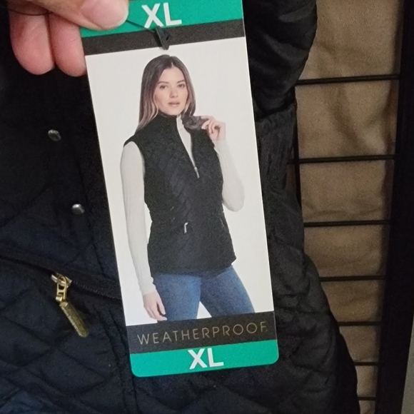 NWT Weatherproof Black Quilted Vest with Gold Accents - Picture 4 of 9